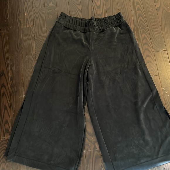 Lululemon Seek Softness mid rise crop size 10 - Picture 2 of 3